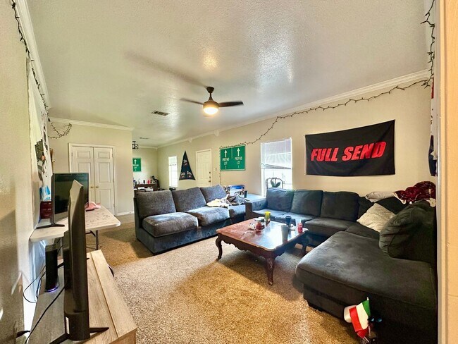 Foto del edificio - HUGE 4-Bed, 2-Bath Duplex Four Blocks From Baylor Campus & Minutes from Downtown!