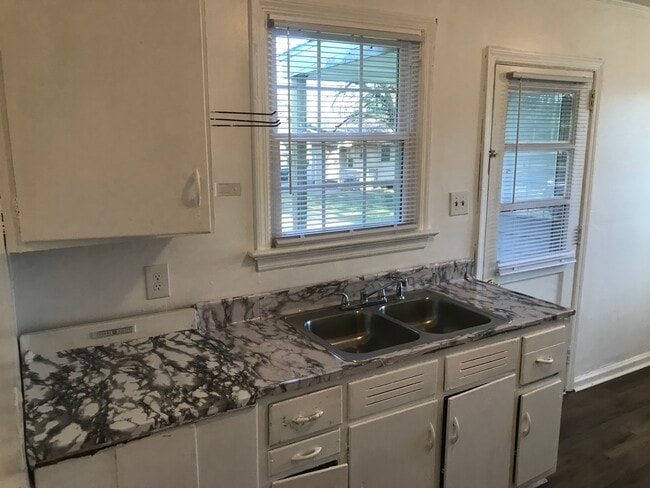 Building Photo - 1403 Hyman Ave