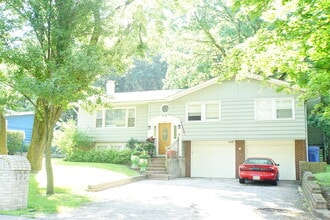 Building Photo - 600 Hawthorne Ln