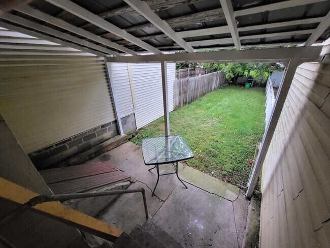 Nice fenced in back yard - 119 S East St