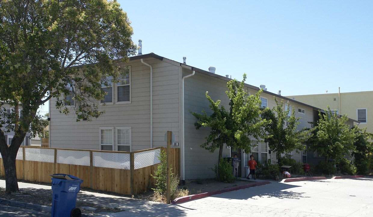 Foto del edificio - 601 W 6th St