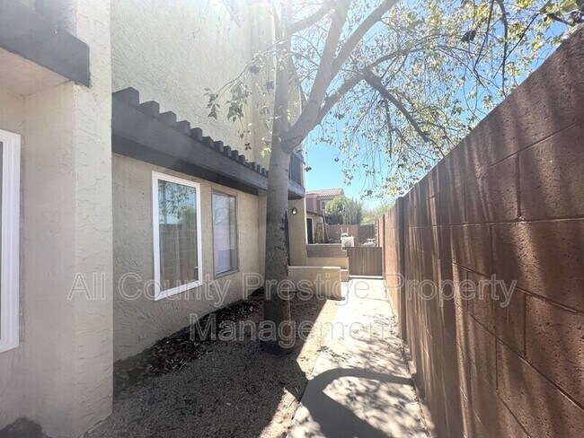 Building Photo - 2425 E Waltann Ln