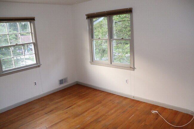 Building Photo - 1507 Ainsley Rd
