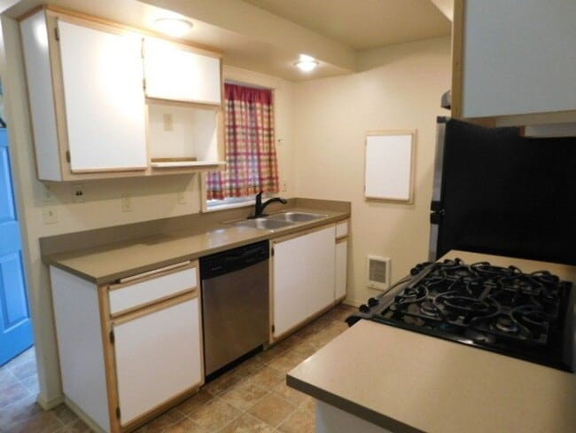 Building Photo - 2Bd/1.5Ba Two Story Condo - Available to View!