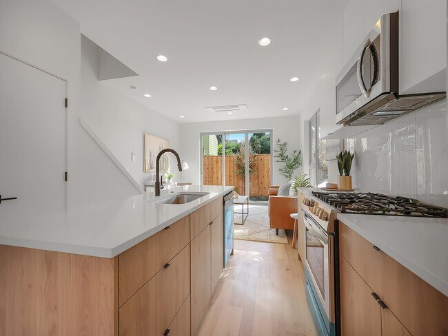 Foto del edificio - Stunning Townhome-Style Unit with Washer/D...