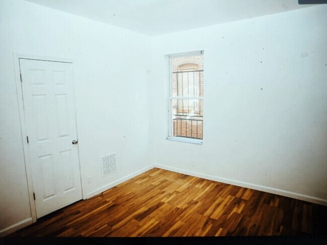Foto del edificio - 3535 Clarence Ave