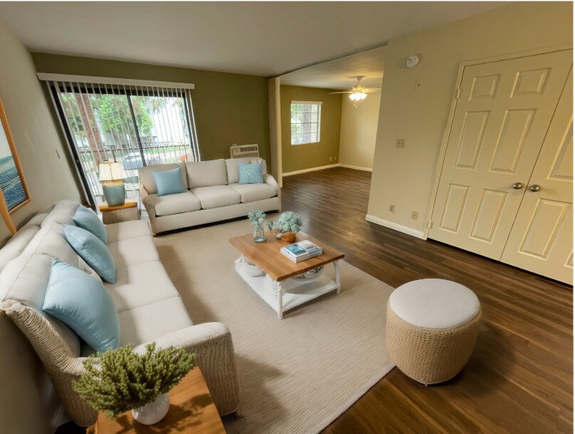 Sala de estar: prácticamente en escena (muebles no incluidos) - 300 East Tujunga