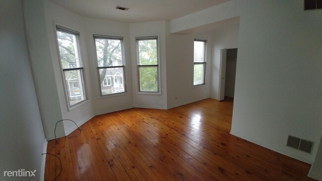 Building Photo - 1134 W Roscoe St