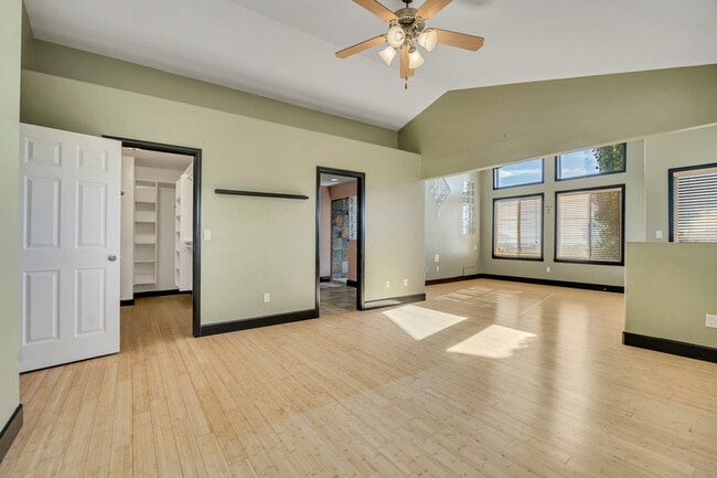 Foto del edificio - 8913 N Pine Hollow Dr