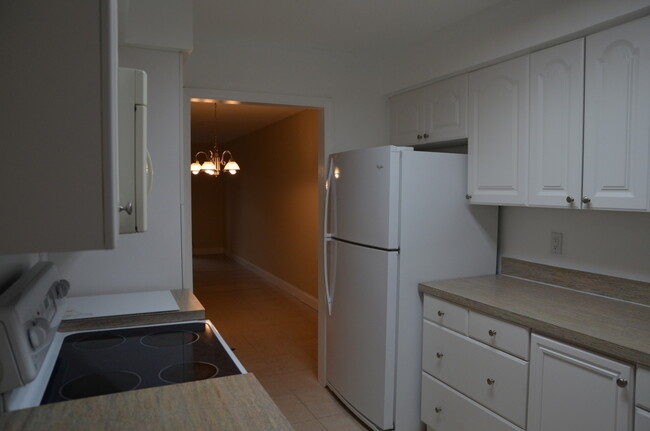 Building Photo - Cute and Updated 2/2.5 Condo in Lake Howel...