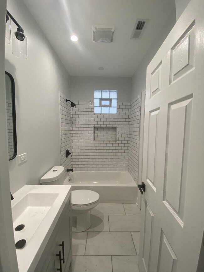 Foto del edificio - 3840 W Diversey Ave