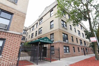 Building Photo - 725 W Brompton