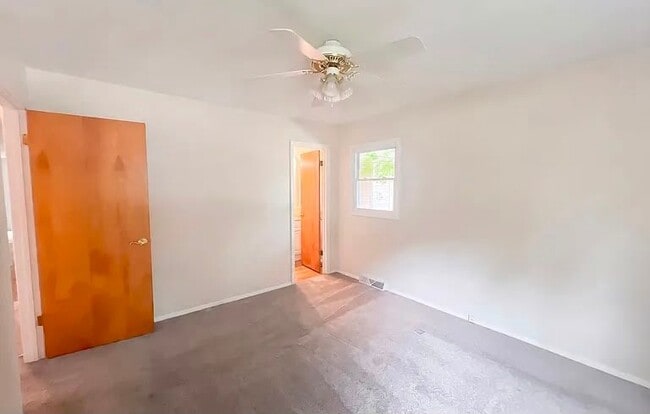 Building Photo - 911 Hollycrest Dr