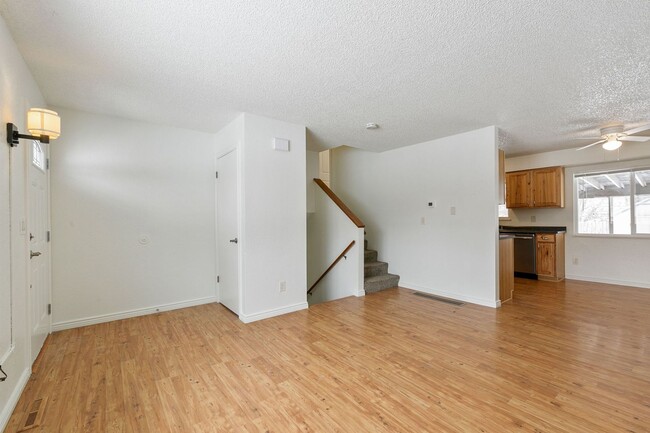 Building Photo - 3 bedroom, 2 bath home. New Carpet, New Pa...