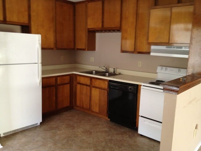 Foto del edificio - TWO BEDROOM, ONE BATH DUPLEX ON SHUTTLE RO...