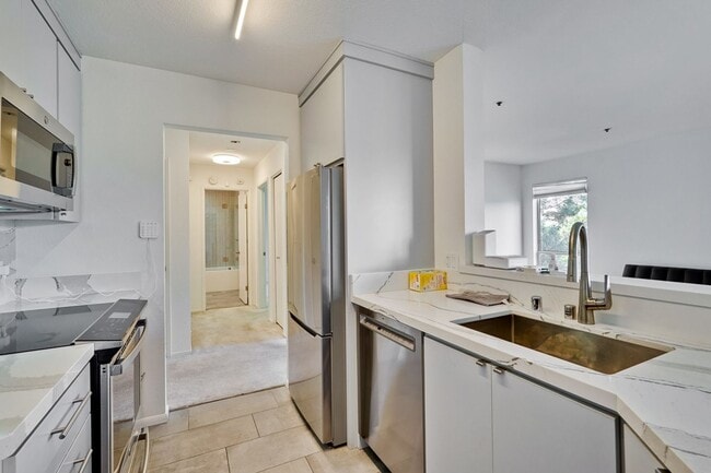 Building Photo - Remodeled 1 bedroom 1 bath penthouse condo...