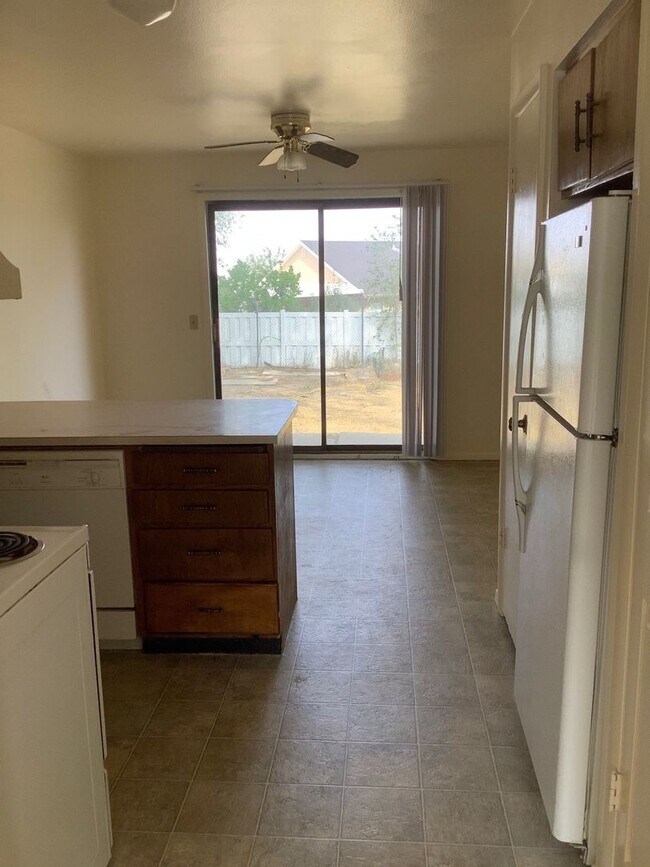 Foto del edificio - Duplex w Large Backyard + 1 car detached g...