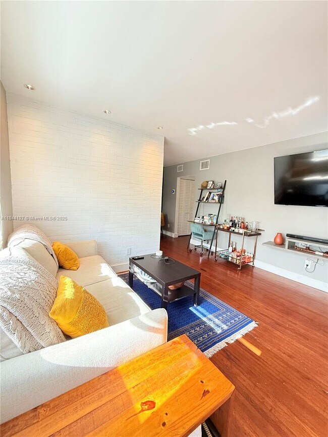 Foto del edificio - 645 NE 77th St