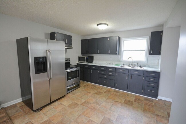 Foto del edificio - Must see renovations in this 4 bedroom home!