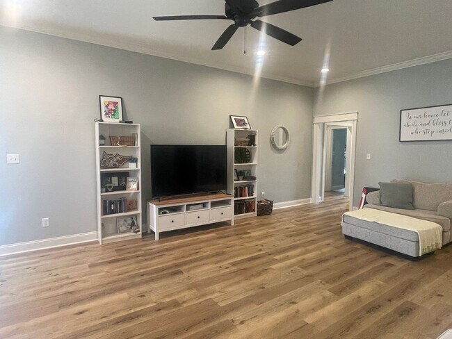 Building Photo - Beautiful 4 bedroom 3 bath home in Knights...