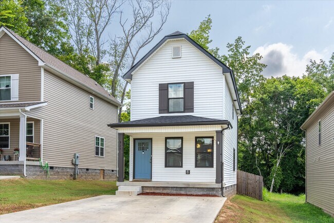 Building Photo - 925 Oak Ln