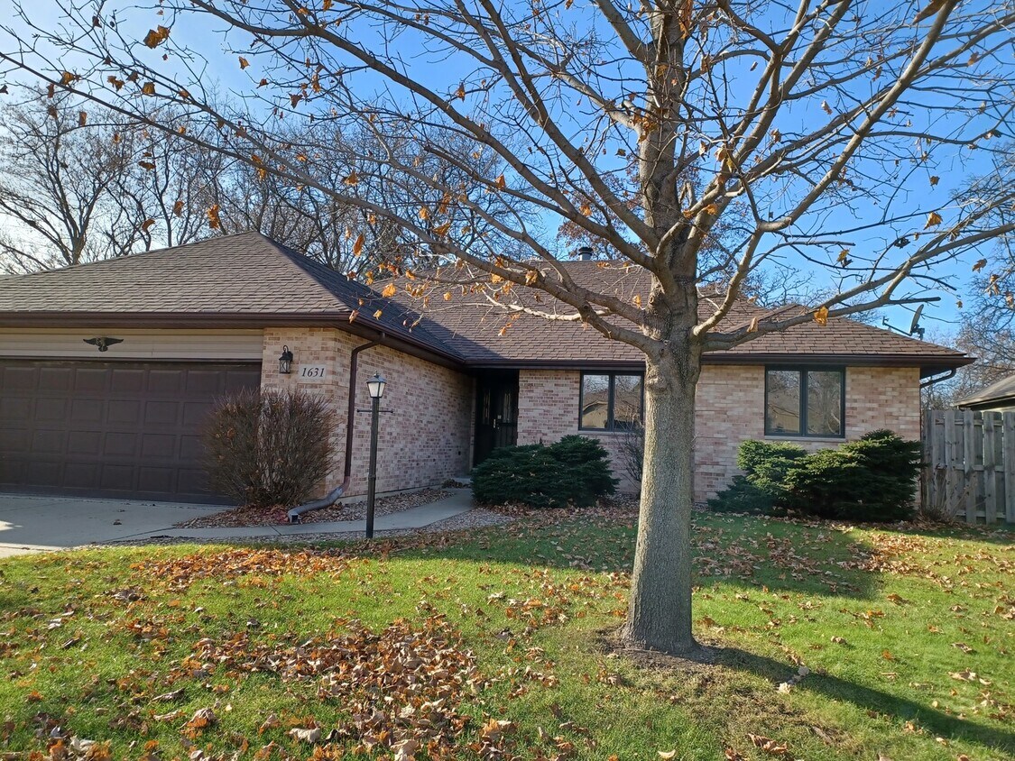 1631 Poplar Ln, Woodstock, IL 60098 House Rental in Woodstock, IL