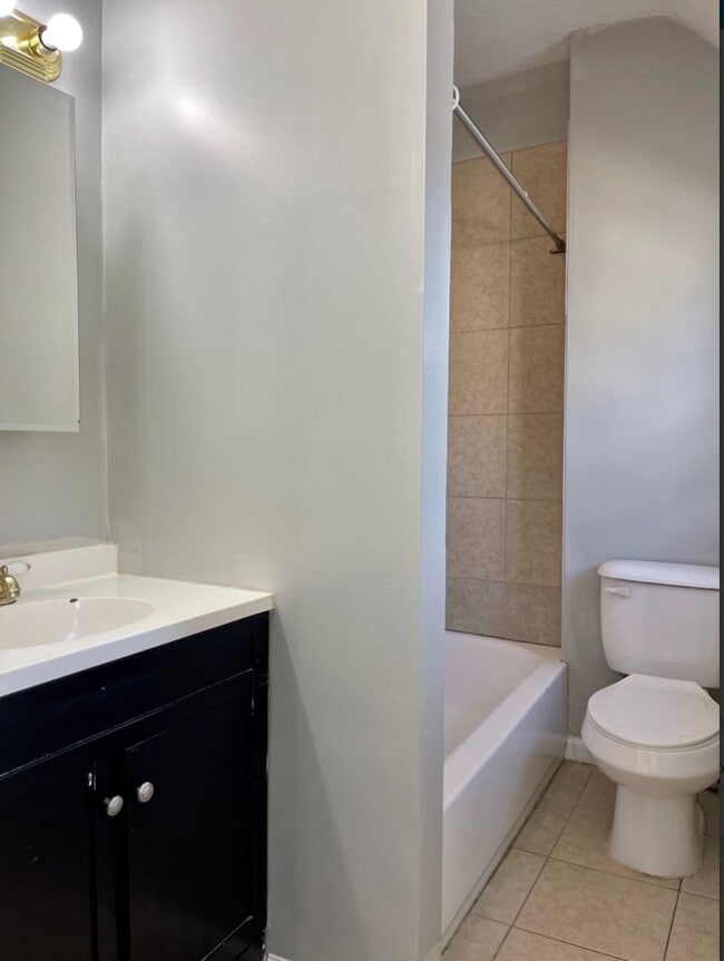 Building Photo - Sunny 2 Bedroom 1 Bathroom Duplex in St.Paul!