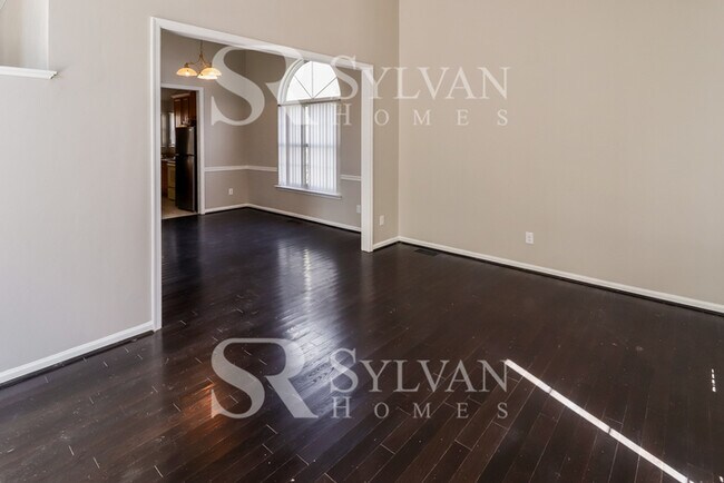 Building Photo - Easy living in this 4 BR, 2.5 BA home