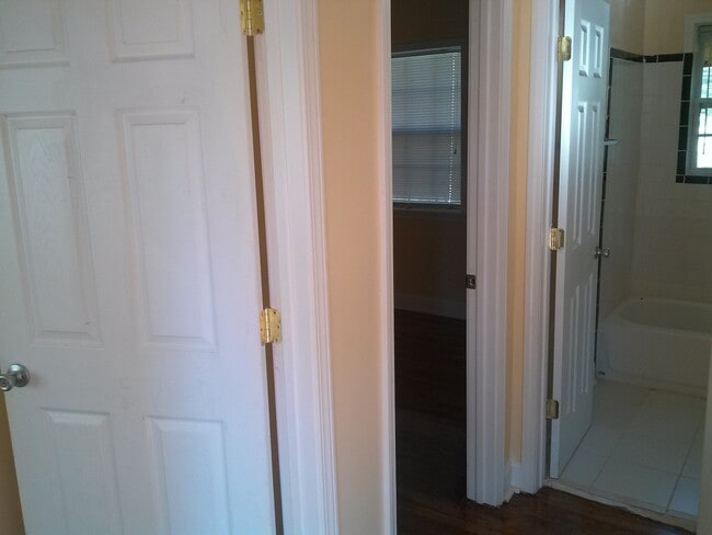 Building Photo - Cozy in Kirkwood-WILL ACCEPT SECTION 8