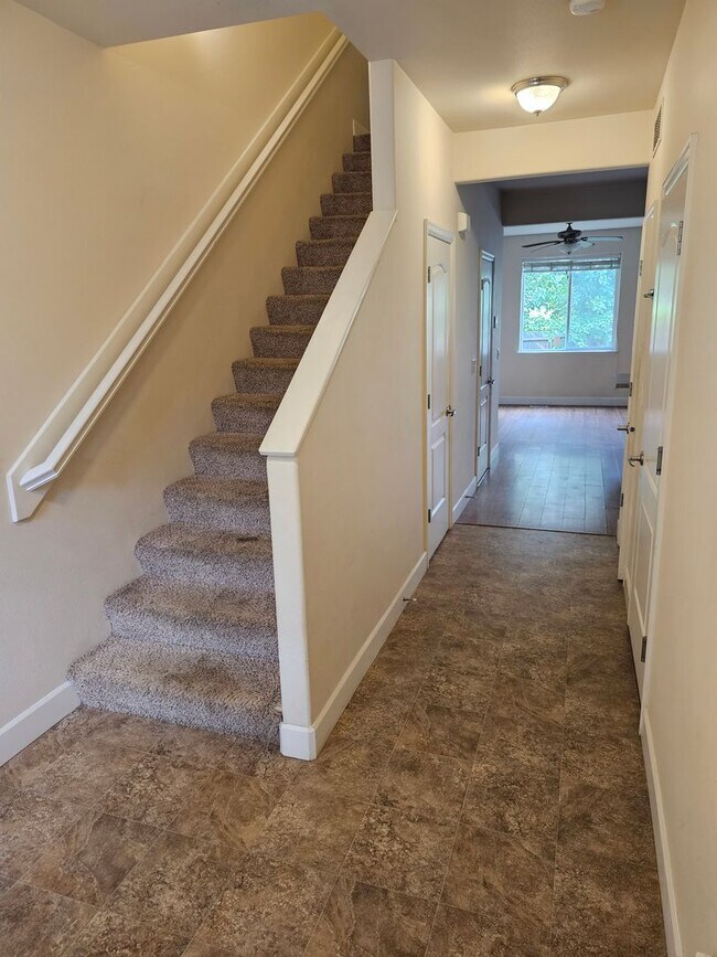 Building Photo - 3 bed 2.5 bath townhouse for rent near base