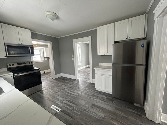 Foto del edificio - Fully Renovated 3 Bedroom, 2 Full Bath Home on a Double Lot in Grove City!