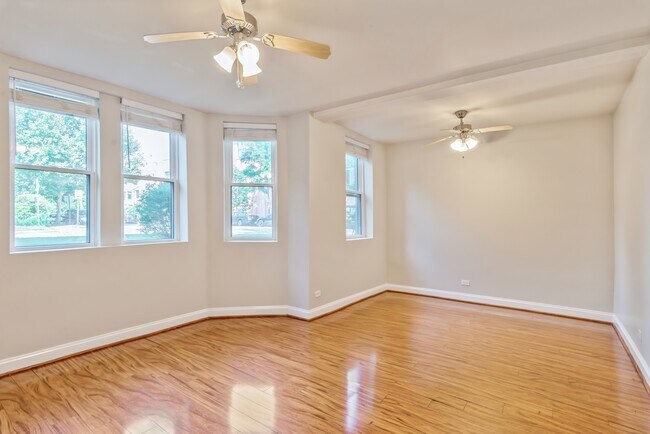 Foto del edificio - 702 Reba Pl