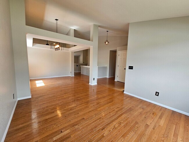 Foto del edificio - Fabulous Centennial 4 Bed 3 Bath Home w/ L...