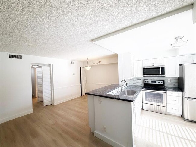 Foto del edificio - 709 Gardens Dr