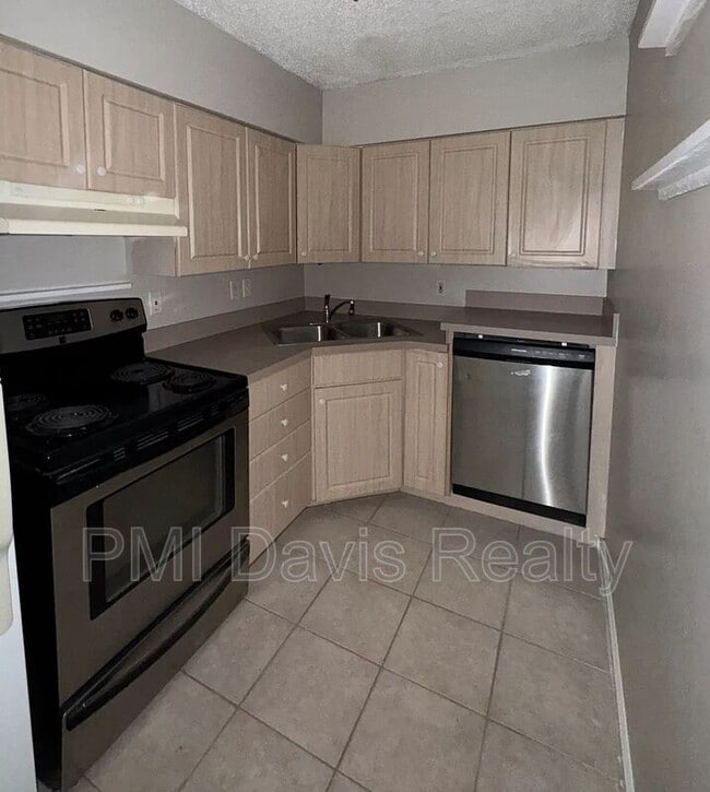 Building Photo - 1845 Lindberg Dr