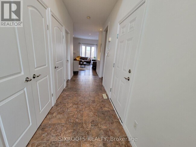 Building Photo - 2089 Beaverbrook Ave