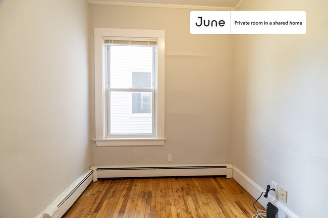Building Photo - Private bedroom in 3 bed/1 bath Home