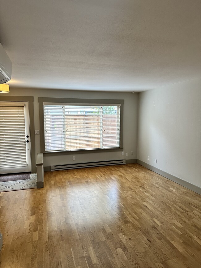 Building Photo - 820 SE 27th Ave