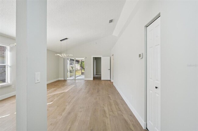 Building Photo - 123 Edgewater Cir