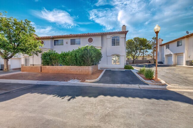 Building Photo - MOVE-IN READY 3-BEDROOM TOWNHOME IN SUMMERLIN!