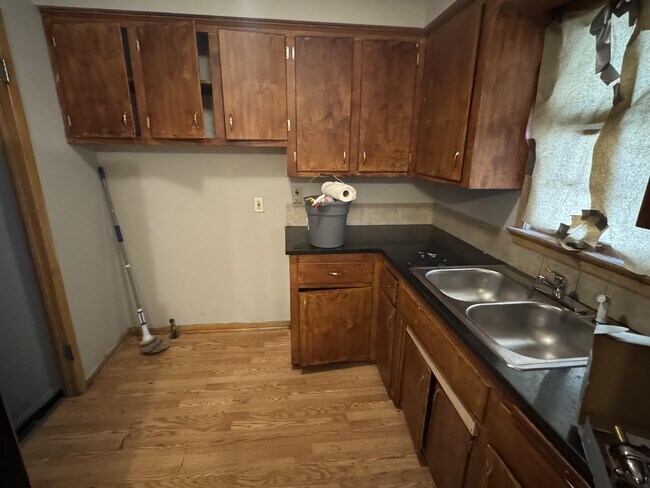 Building Photo - 9608 Rosewood Ave