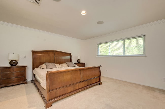 Building Photo - 201 Vanderpool Ln