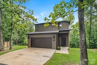 Building Photo - 3 Kilham Ln