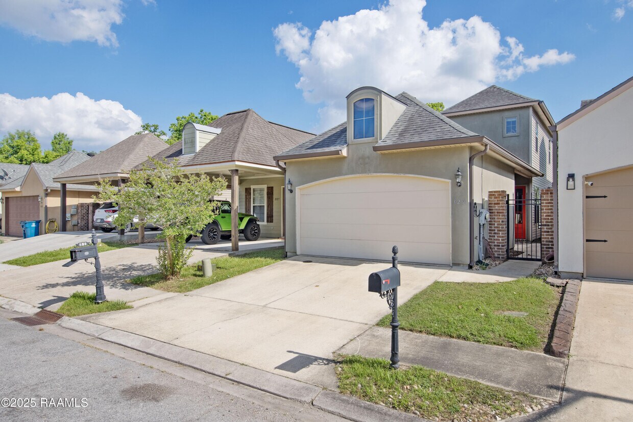 Foto principal - 329 Chimney Rock Blvd