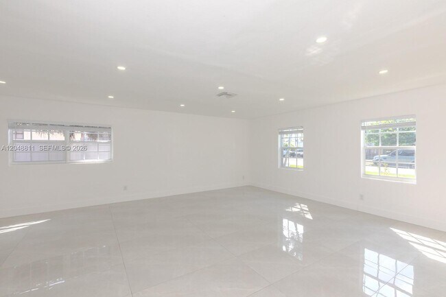 Foto del edificio - 913 NE 2nd St