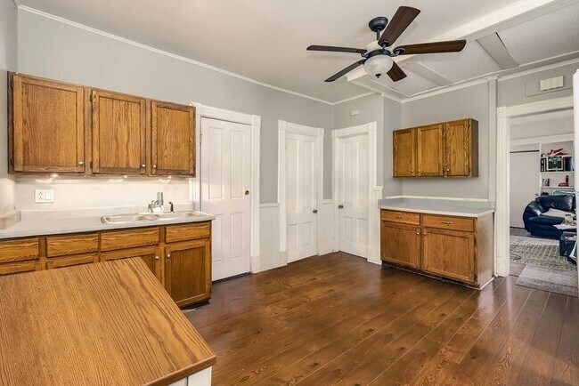 Foto del edificio - 2407 N Oakland Ave