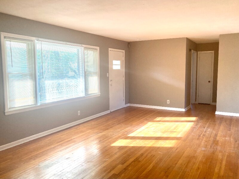 Foto principal - 806 E 75th Terrace