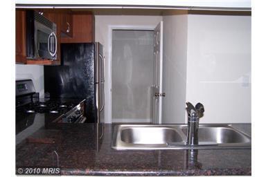 Building Photo - 2 Bedroom Suites & Garage Parking