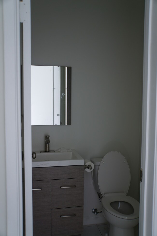 Baño en la planta baja - 4554 W 163rd St