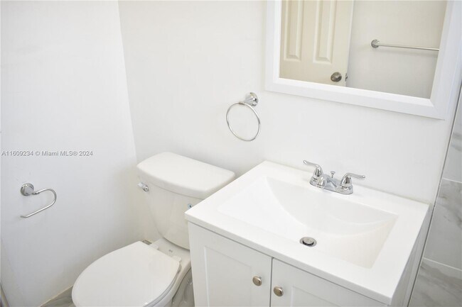 Foto del edificio - 637 NW 6th Ct